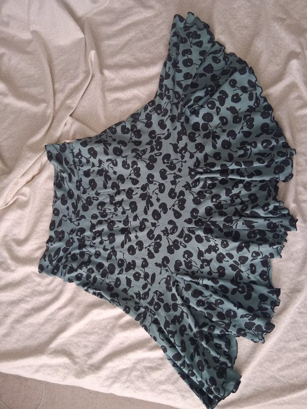 Effie's Heart 7 year skirt in black cherries, size S